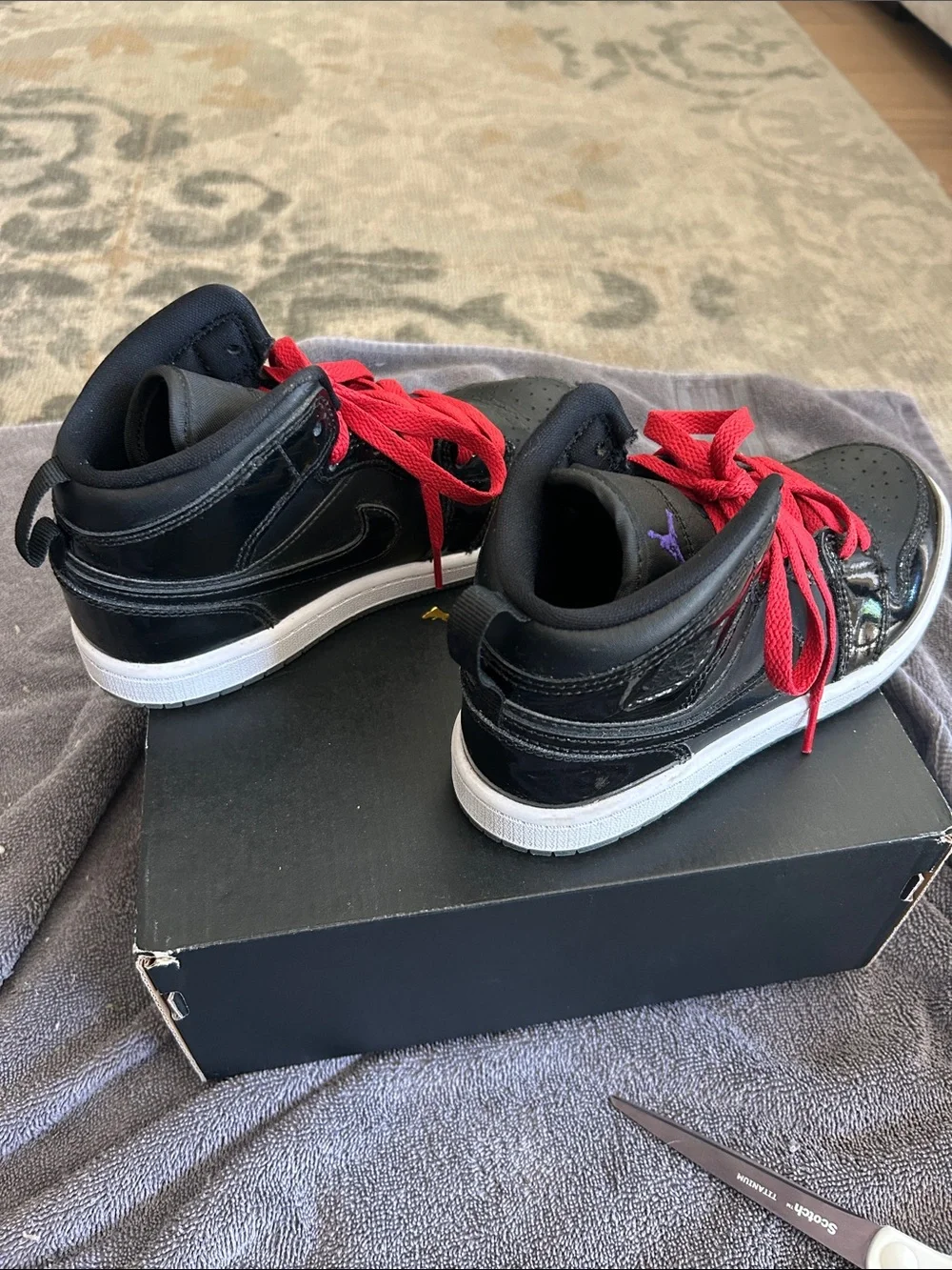 Boys’ Jordan 1 Mid SE Black High-Top Sneakers with Red Laces in 2.5